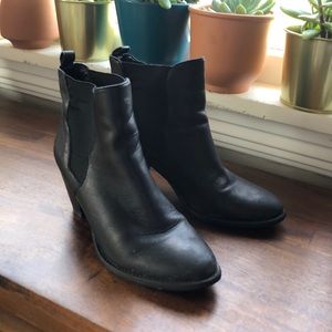 STEVE MADDEN BLACK LEATHER BOOTIES